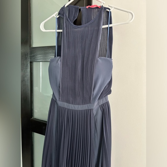 GOWN - Picture 3 of 6